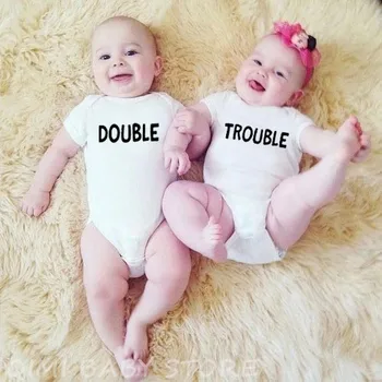 Double Trouble Смешной Новорожденный Близнец Хлопок Комбинезон Младенец Малыш Близнецы Друзья Комбинезон с коротким рукавом Модный наряд для малышей