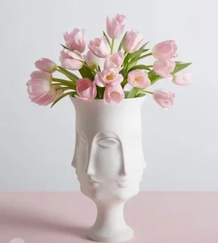 Американская легкая роскошь, личность, творчество, человеческое лицо, белая керамическая ваза, произведения искусства, световое украшение