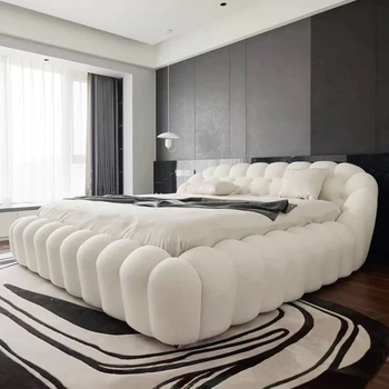 Светлая роскошная двуспальная кровать из пузырьковой ткани
